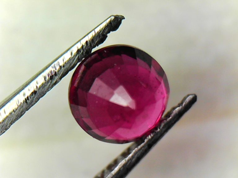 0.54 cts RUBIS ROUGE. NON CHAUFFE Mozambique, Afrique. Avec Certificat d'authen