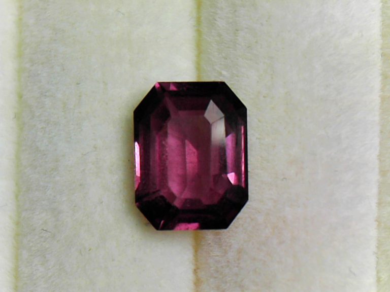 RARE !! SAPHIR POURPRE ROSE DE TANZANIE : 4.7 mm x 4.2 mm ★★ p336.160t