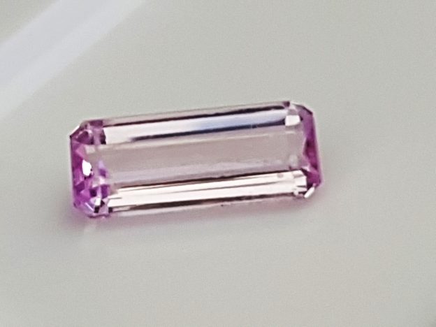 Pierre Kunzite Naturelle D'Afghanistan 7,55 Carats - Taille émeraude, Certifiée AGI, Neuf