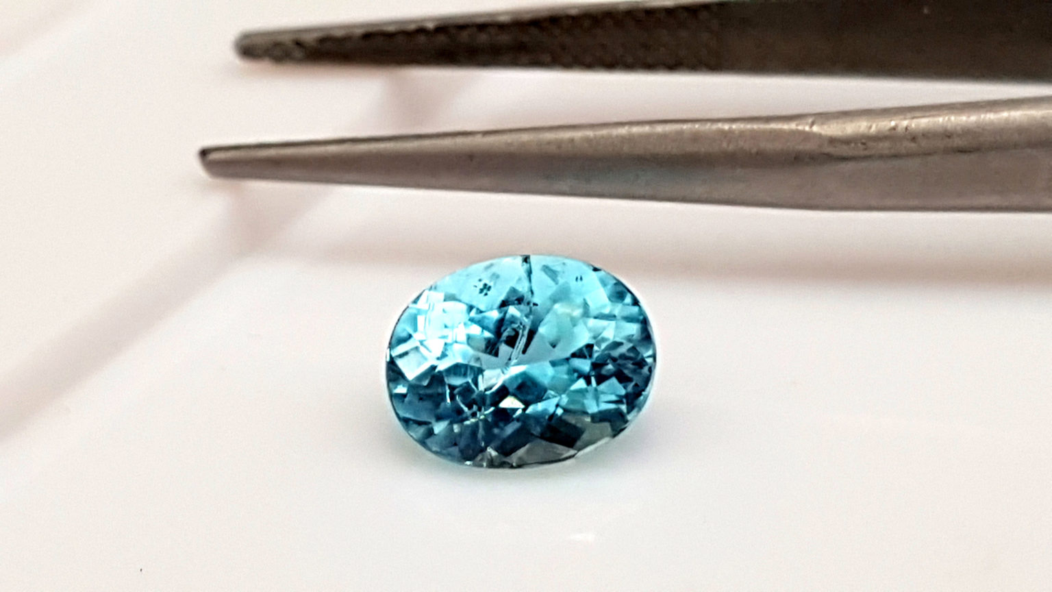 Aigue-marine Brésilienne Naturelle – 1,79 Carats – Taille Ovale – Transparente