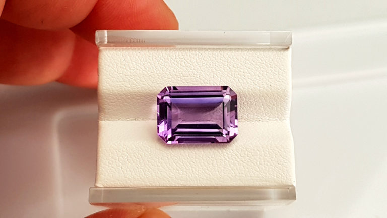Améthyste Naturelle Du Brésil 18.87 Carats, Pierre Fine Violette Taille Coussin