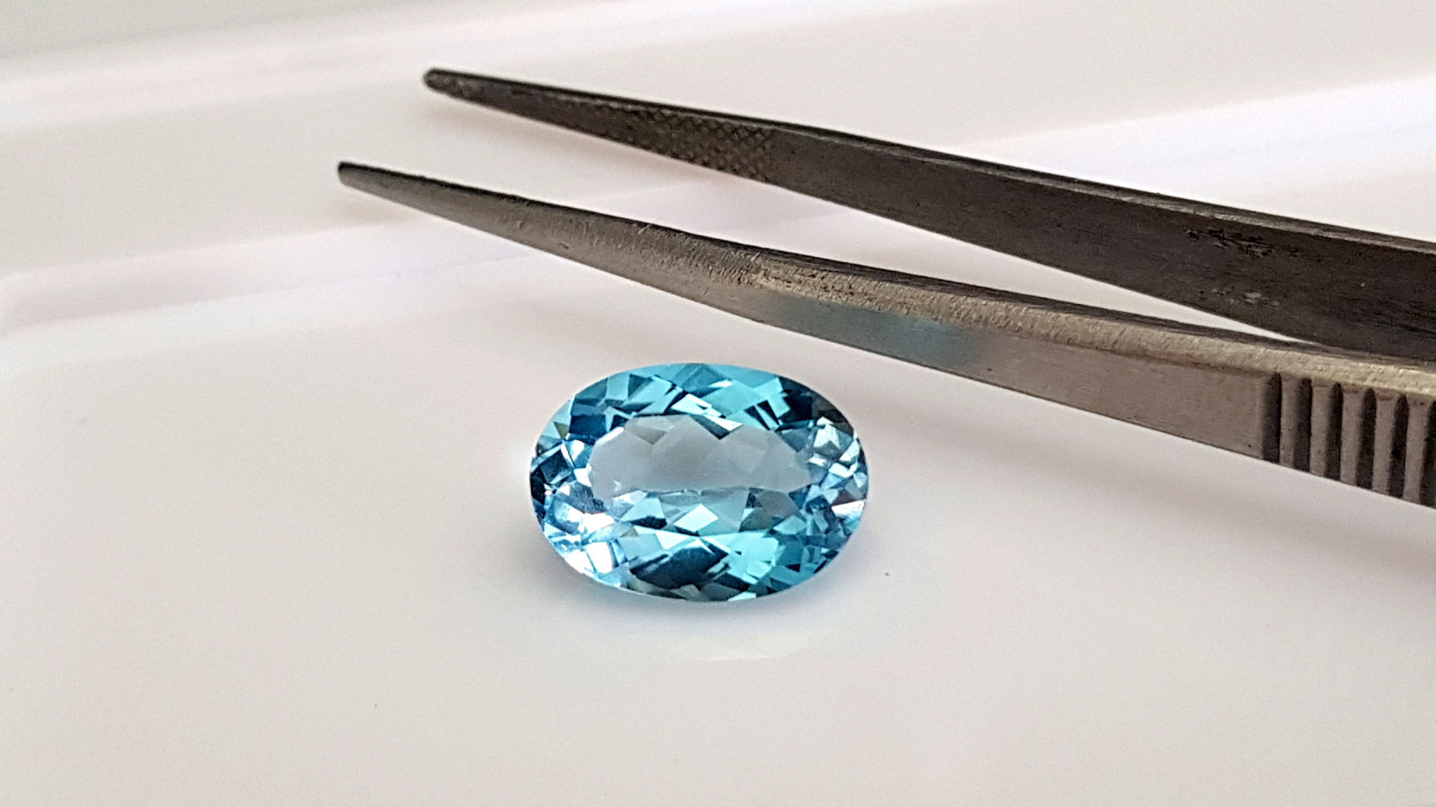 Bague Or Blanc 750 Topaze Bleue Ovale 11x9mm et diamants Ref. 54318