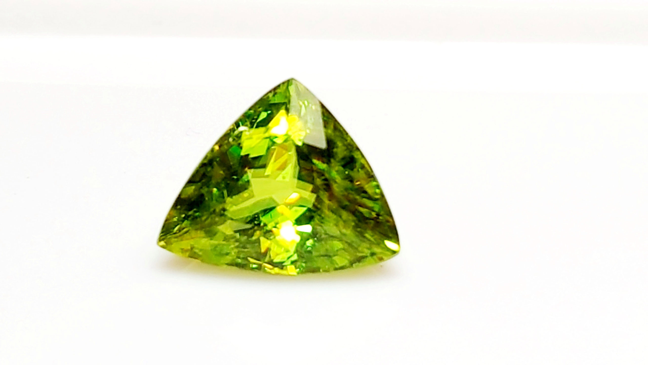 RARE !! JOLIE SPHENE VERT JAUNE DE MADAGASCAR : 6 mm x 4.8 mm ★★ p455