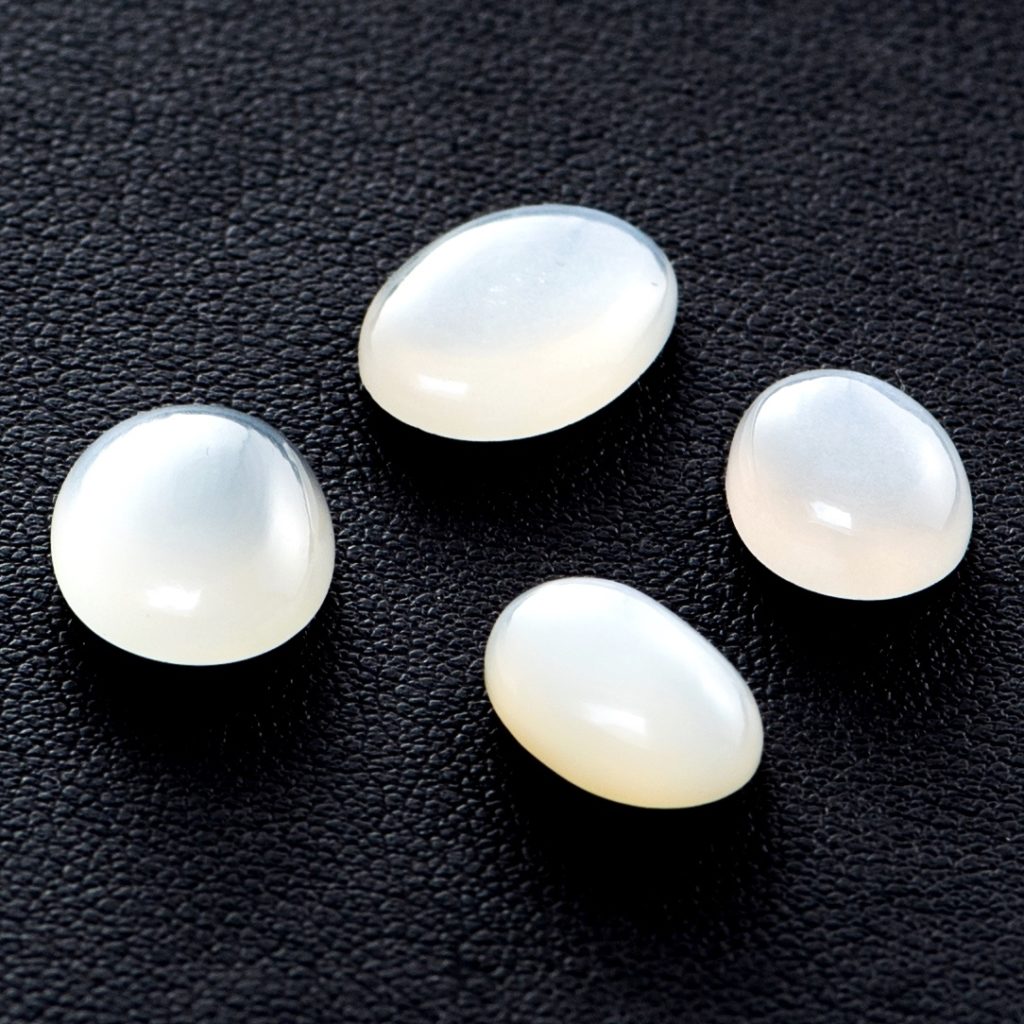 Pierre de Lune | Gemmius | Achat et vente de pierres précieuses et fines