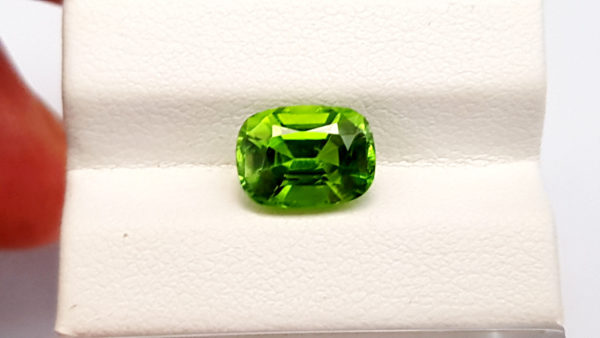 Paire De Péridots Naturels Du Pakistan, 1.94 Carats, Carrés Verts